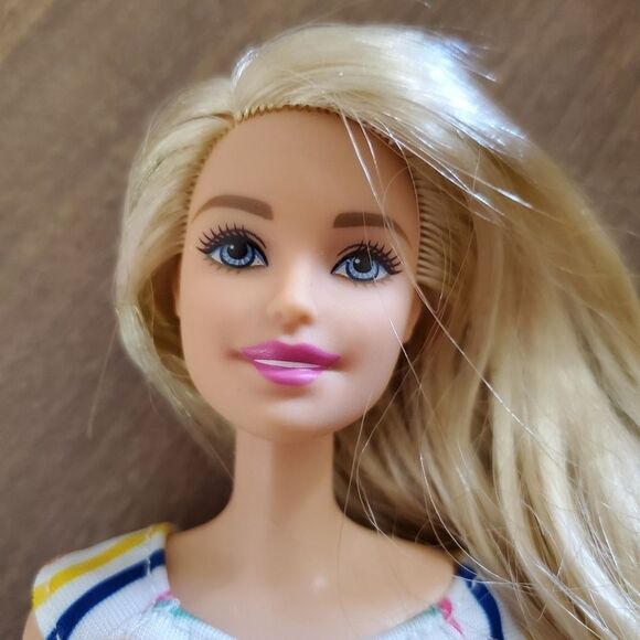 Lot Of 5 Barbie Dolls 4 Barbies & A Skipper - Picture 6 of 7